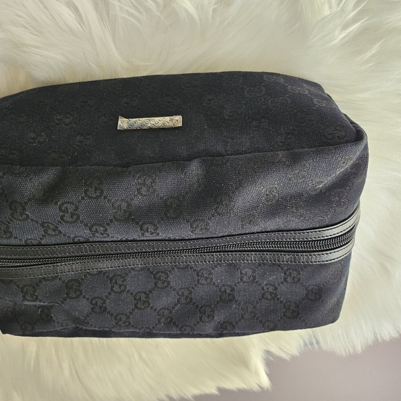 100 percent authentic vintage Gucci cosmetic bag. - Picture 1 of 7